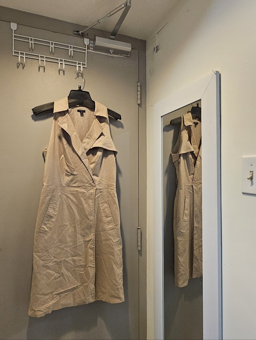 Ann Taylor Sleeveless Trench Coat in Beige